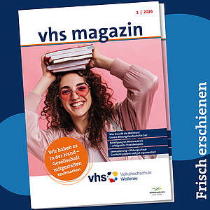 Abgebildet ist die Titelseite des Programmhefts. Die Titelseite enthält ein Foto von einer jungen Frau mit lockigem Haar und eine rosa getönten Brille, welche fünf Bücher auf ihrem Kopf trägt und lächelt.
