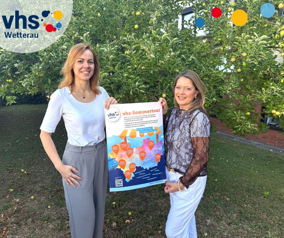 Öffnet die Seite 'vhs-Sommertour 2026 – wir kommen zu Ihnen!' v.l.: Sylka Schaefer und Ann-Karin Schild präsentieren das Plakat zur Sommertour 2026
